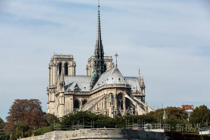 第三天:巴黎中央火车站—戴高乐机场—蒙马特教堂—圣母院