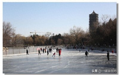 ​北京大学的标志景观“一塔湖图”，隆冬季节变成了快乐滑冰场