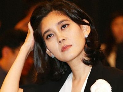 ​52岁李富真美绝了，戴口罩难掩盛世美颜，现实版“财阀千金”