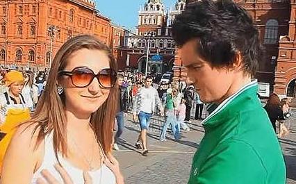 俄罗斯奶哥摸女孩子的胸（短短一天30万的点击量以及播放量）(1)_