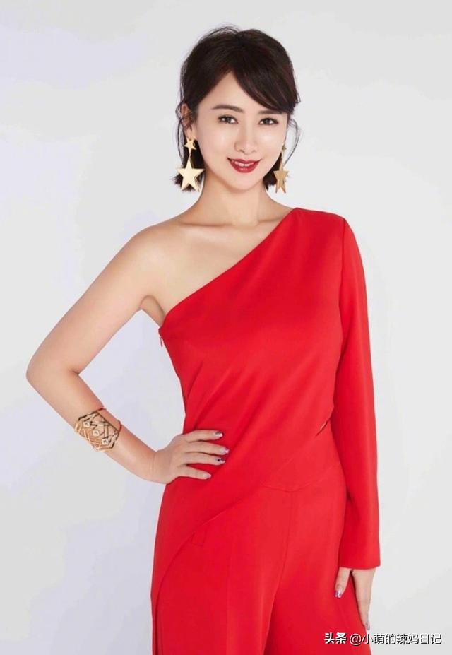 减龄中短卷发30款（女人年过40就放弃黑长直吧）(14)