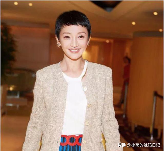 减龄中短卷发30款（女人年过40就放弃黑长直吧）(4)