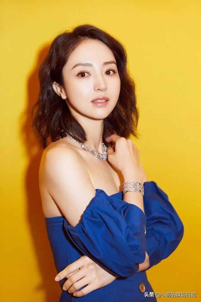 减龄中短卷发30款（女人年过40就放弃黑长直吧）(6)