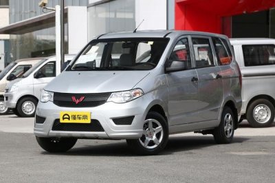 ​五菱宏光定位于微型面包车，全系共有五个车型版本可供选择