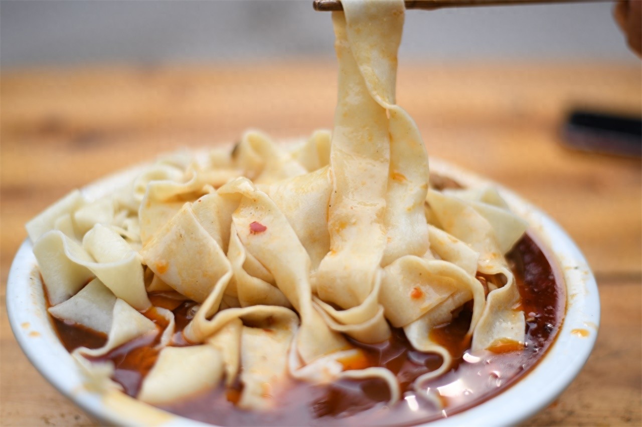 农村大妈做野生黄河鲤鱼，二十五块钱一斤，笑称比猪肉还便宜