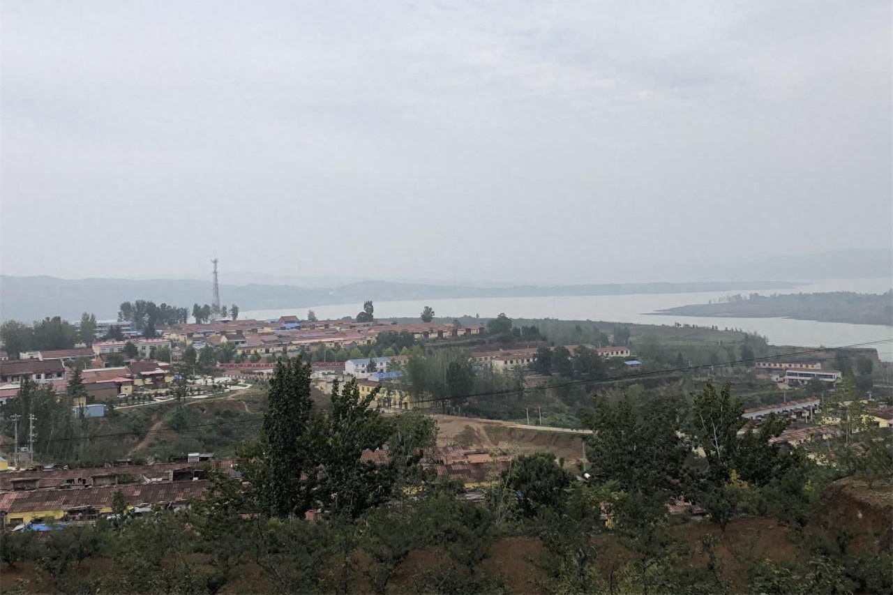 农村大妈做野生黄河鲤鱼，二十五块钱一斤，笑称比猪肉还便宜