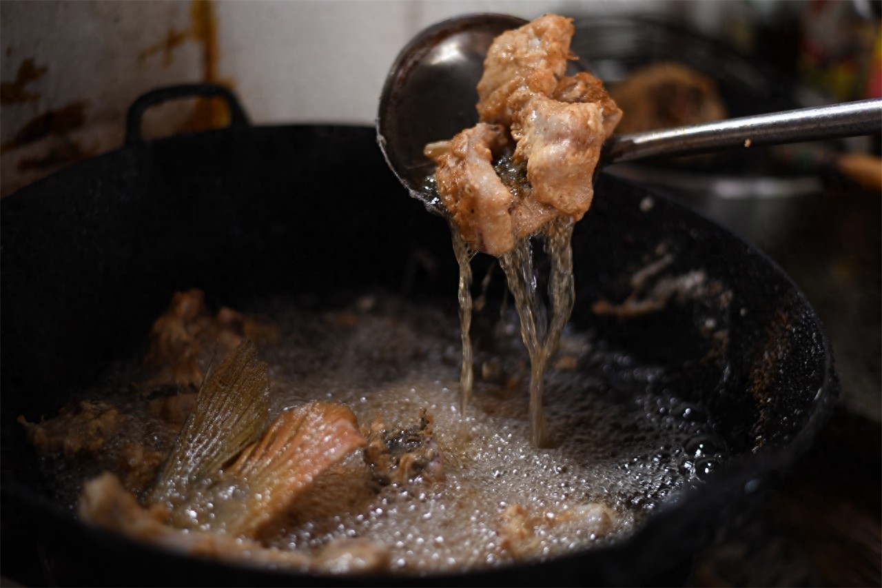 农村大妈做野生黄河鲤鱼，二十五块钱一斤，笑称比猪肉还便宜