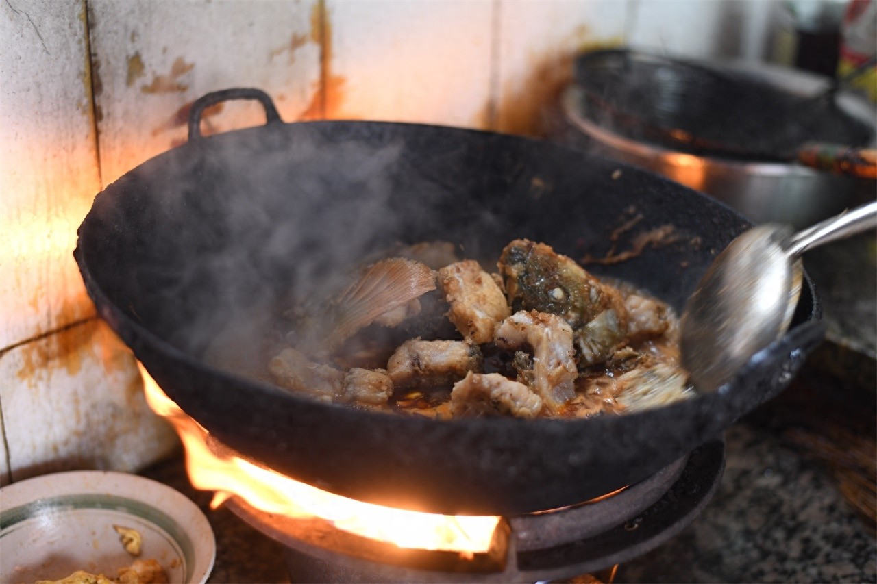 农村大妈做野生黄河鲤鱼，二十五块钱一斤，笑称比猪肉还便宜