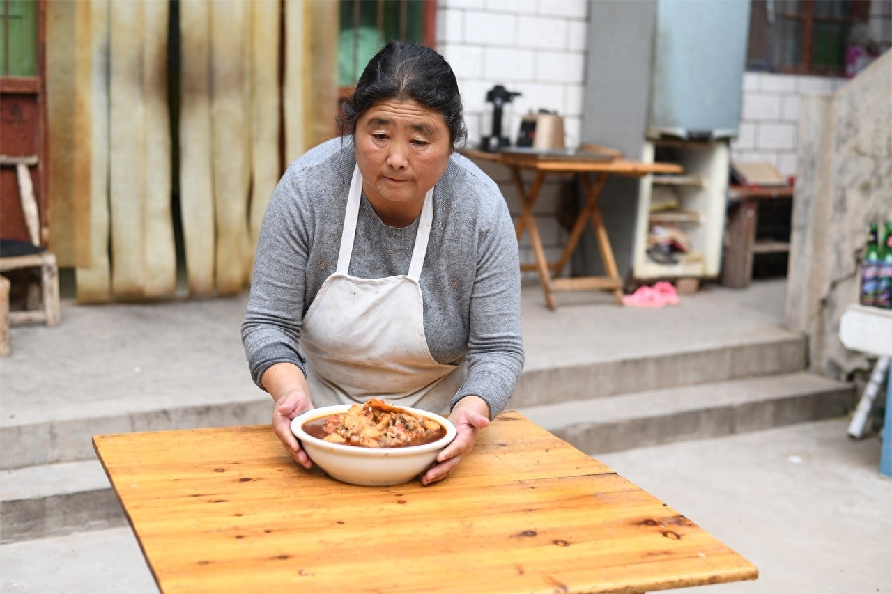 农村大妈做野生黄河鲤鱼，二十五块钱一斤，笑称比猪肉还便宜