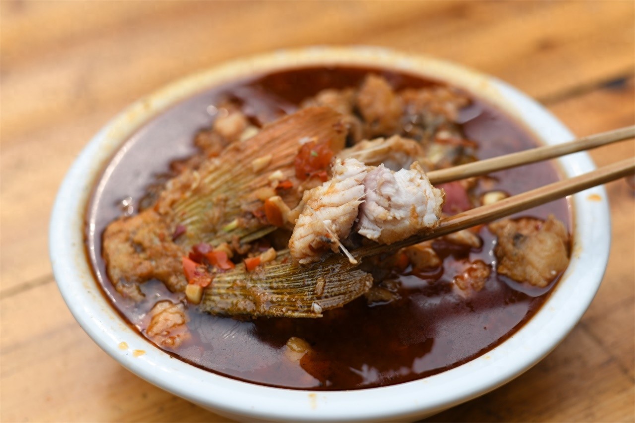 农村大妈做野生黄河鲤鱼，二十五块钱一斤，笑称比猪肉还便宜