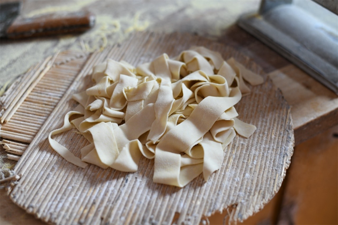 农村大妈做野生黄河鲤鱼，二十五块钱一斤，笑称比猪肉还便宜