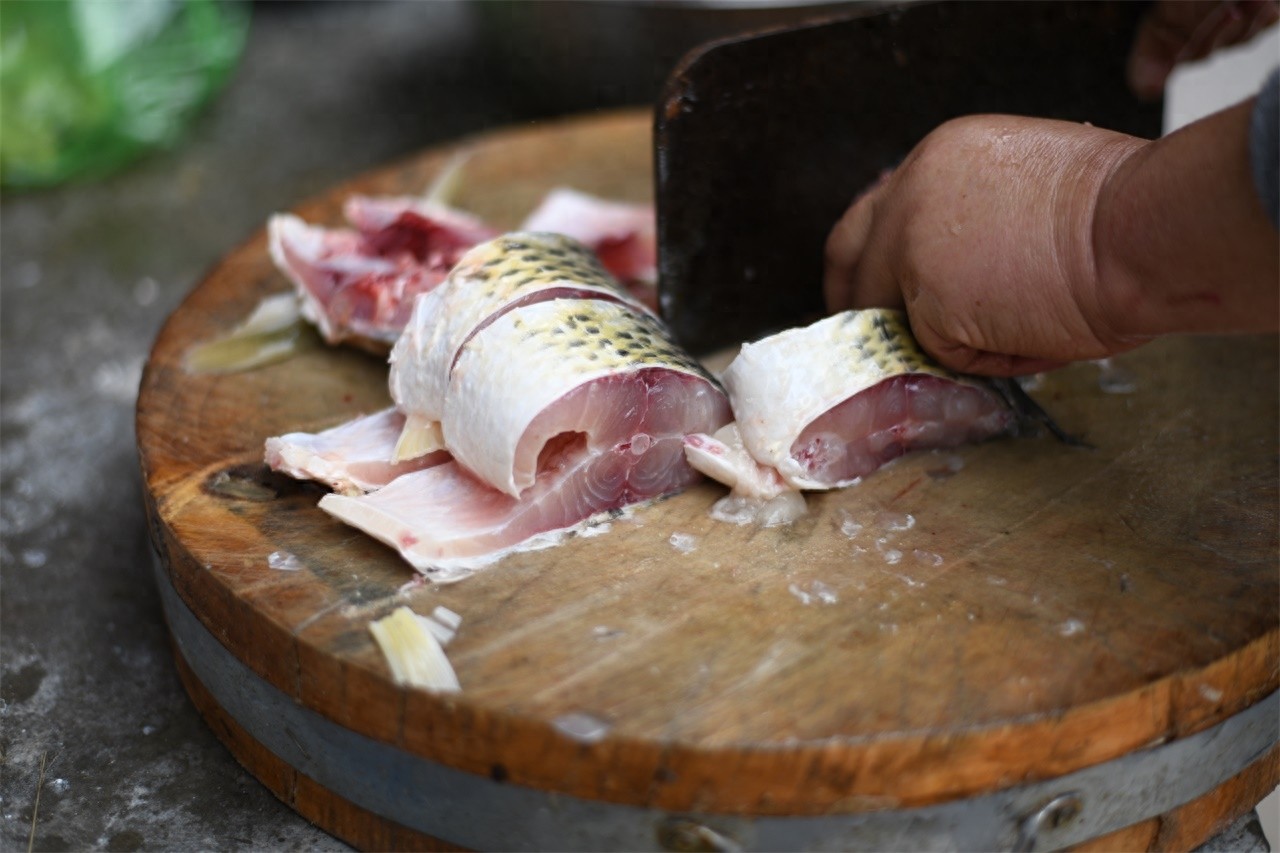 农村大妈做野生黄河鲤鱼，二十五块钱一斤，笑称比猪肉还便宜