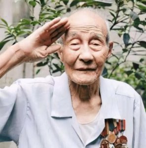 ​老人隐姓埋名42年，为孙子参军不得已亮明身份，受邀赴北京观礼