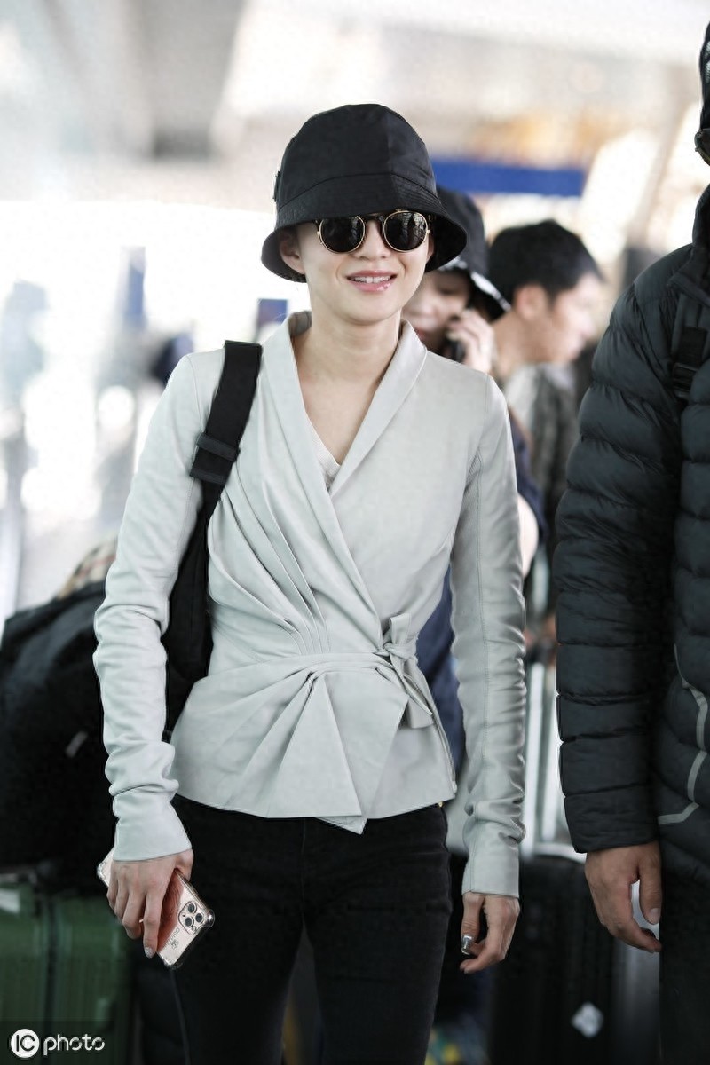 37岁张韶涵素颜现身，无美颜镜头下“吸管腿”抢镜，还扛得住吗