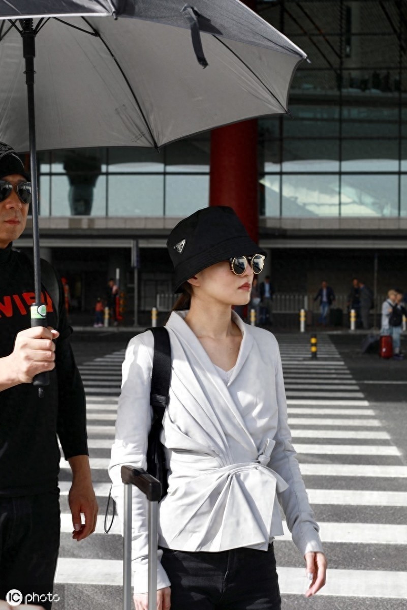 37岁张韶涵素颜现身，无美颜镜头下“吸管腿”抢镜，还扛得住吗