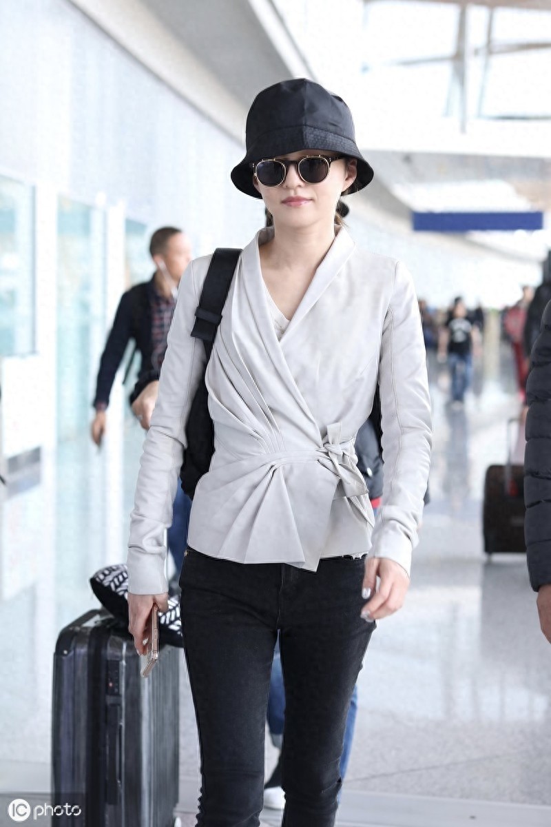 37岁张韶涵素颜现身，无美颜镜头下“吸管腿”抢镜，还扛得住吗