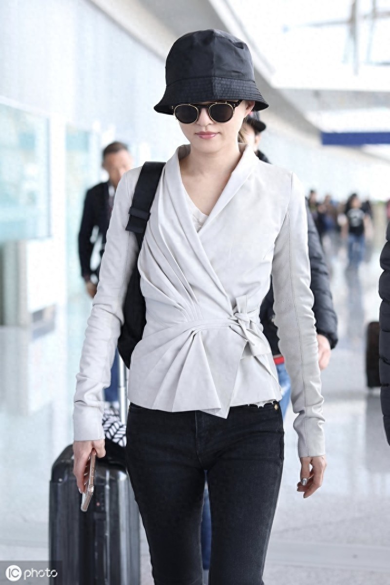 37岁张韶涵素颜现身，无美颜镜头下“吸管腿”抢镜，还扛得住吗