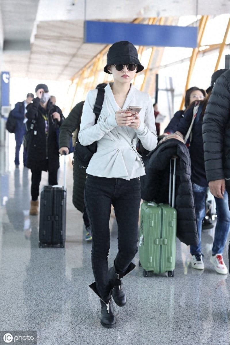 37岁张韶涵素颜现身，无美颜镜头下“吸管腿”抢镜，还扛得住吗