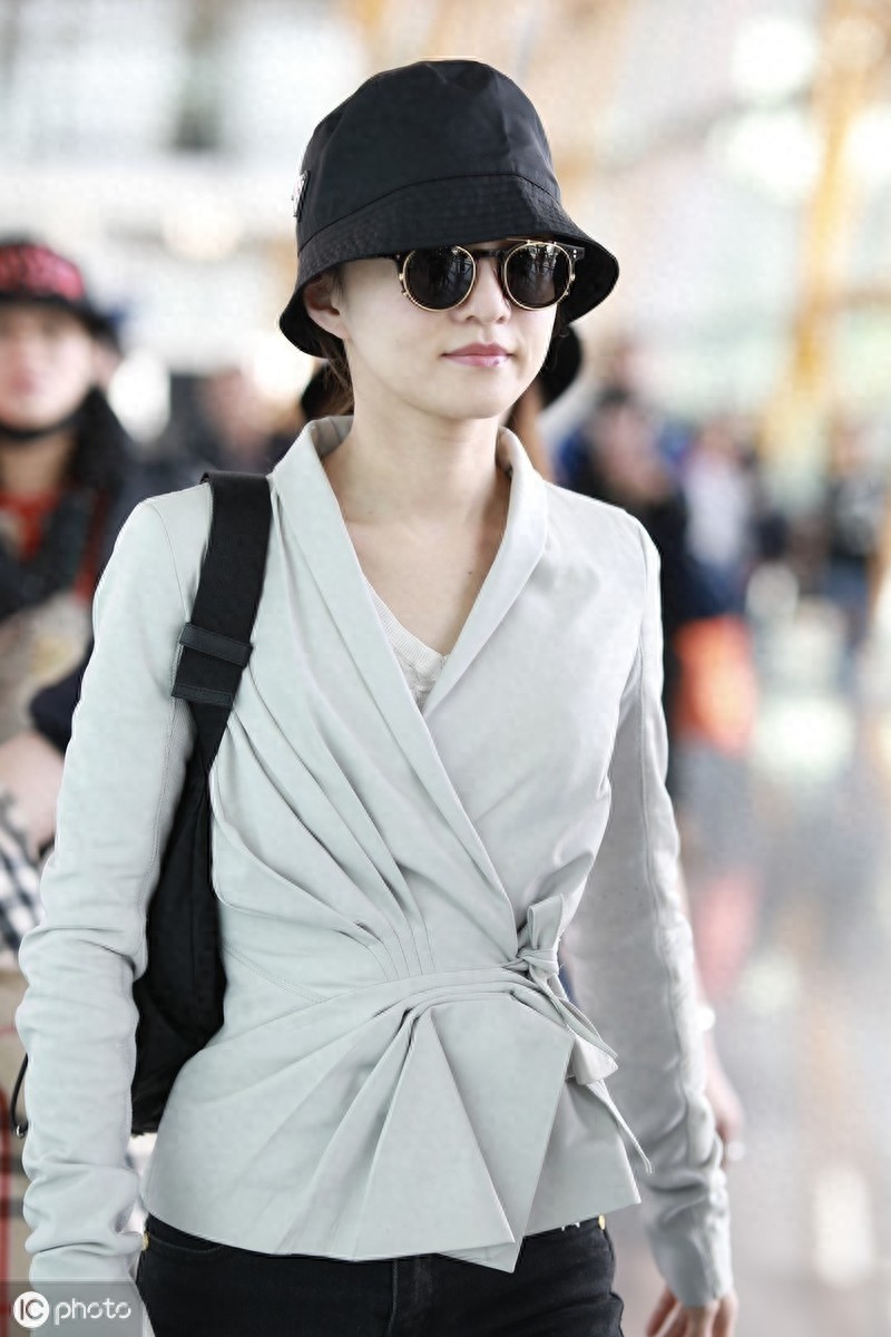 37岁张韶涵素颜现身，无美颜镜头下“吸管腿”抢镜，还扛得住吗