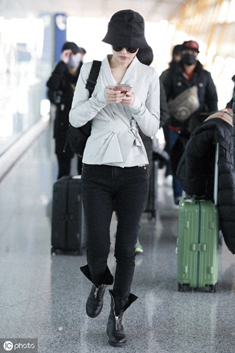 37岁张韶涵素颜现身，无美颜镜头下“吸管腿”抢镜，还扛得住吗