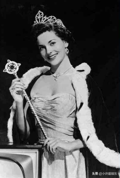 黑色紧身皮衣皮裤，猫耳面具，dc猫女大盘点，看看哪个是你的菜