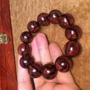 ​海南黄花梨手串的市场价格是多少？涨价了吗？