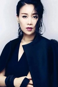 ​56岁那英定居英国真相曝光后，才知她受了多大委屈