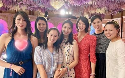 ​五朵金花同框！女排名将魏秋月携子参加朋友婚礼，打扮女人味十足
