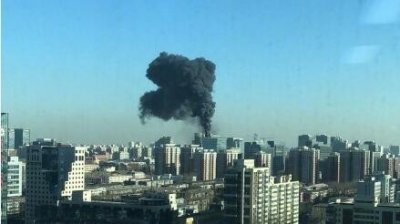 ​突发！北京北四环一座大楼发生火灾，现场浓烟滚滚
