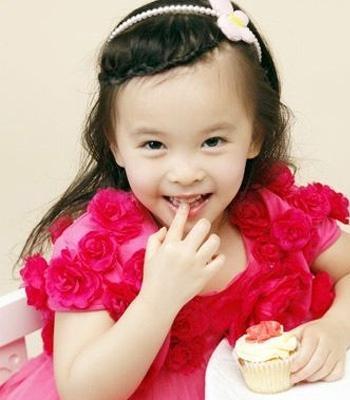 刘涛女儿王紫嫣大眼萌妹，你们看王紫嫣像爸还是妈？