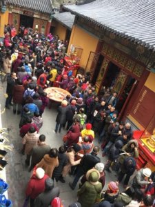 ​传统习俗融入艺术元素提升文化自信 南京市民玄奘寺喝粥听歌赏曲乐开怀