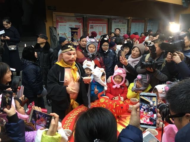 传统习俗融入艺术元素提升文化自信 南京市民玄奘寺喝粥听歌赏曲乐开怀