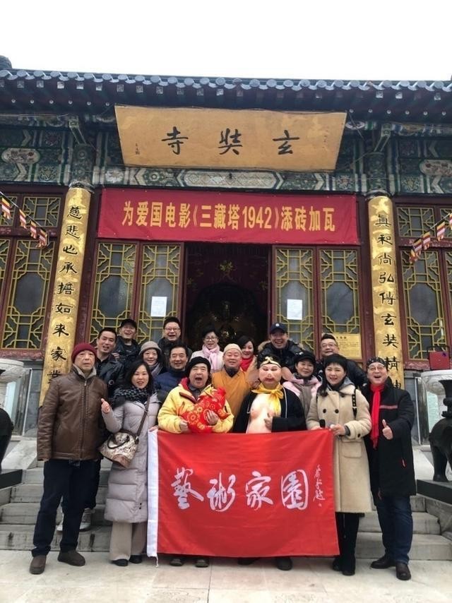 传统习俗融入艺术元素提升文化自信 南京市民玄奘寺喝粥听歌赏曲乐开怀