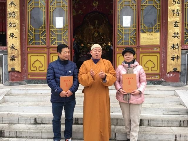 传统习俗融入艺术元素提升文化自信 南京市民玄奘寺喝粥听歌赏曲乐开怀