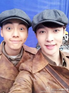 ​陈伟霆张艺兴卖萌合影似双胞胎复制黏贴 老九门探墓海报曝光