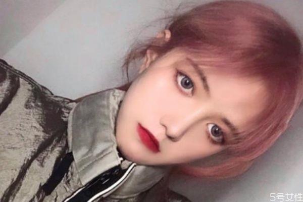 粉棕色怎么染 粉棕色头发需要漂吗