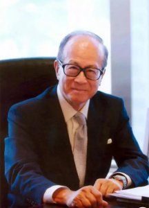 ​疯狂套现2500亿去英国，“爱国商人”李嘉诚被官媒点名怒批