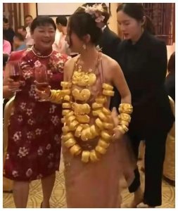 ​新郎赚大了？广东一女子出嫁，脖子上腕挂38只金手镯，四只金猪