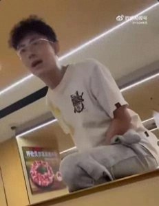 ​古有武松醉打老虎，今有女战士捶打港独分子，国家需要立马出现