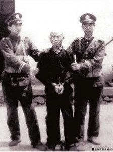 ​连杀48人与尸体同吃同睡，还号称三不杀、为民除害的杀人魔龙治民