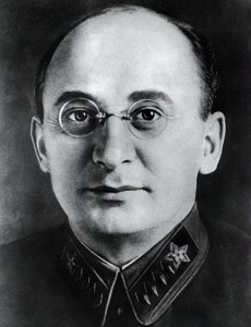 ​苏联色魔贝利亚：情妇过百，年少偷窃女生的衣物，最后被五枪处决