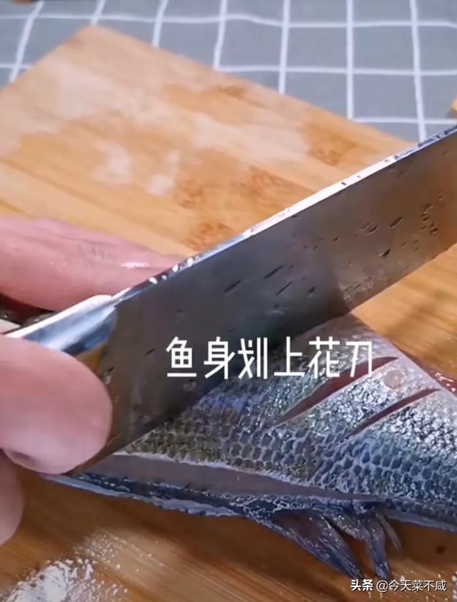 家常清蒸鲈鱼正确做法（你只需做对这6个步骤）(7)