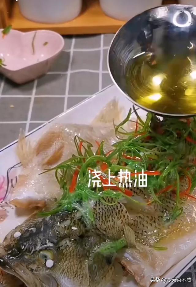 家常清蒸鲈鱼正确做法（你只需做对这6个步骤）(11)