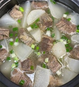 ​天冷热多喝萝卜炖牛肉汤，冬天秋裤都不用穿，汤鲜味美，营养好喝