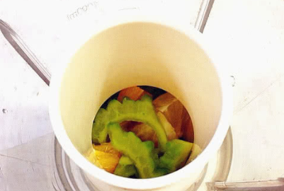 苦瓜榨汁需要去籽,苦瓜里面的籽是红色的还能吃吗图8