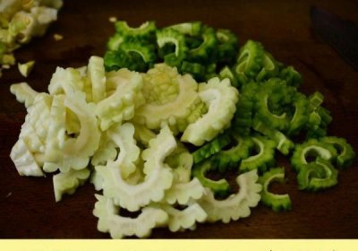 ​苦瓜榨汁需要去籽,苦瓜里面的籽是红色的还能吃吗