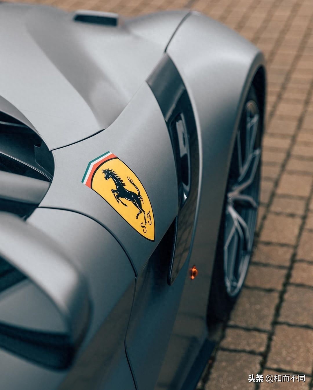 780匹的法拉利F12TDF,百公里加速2.9秒,开起来啥感觉?