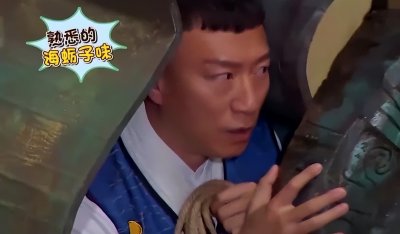 ​孙红雷一家三口游玩，5岁女儿罕见露面，娇妻身材臃肿疑怀二胎