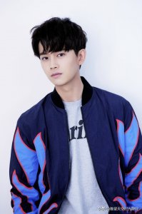 ​任嘉伦帅气现代装高清手机背景图、壁纸～好好收藏呦