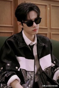 ​盘点8位“墨镜气质”的男神，肖战、李现、邓伦帅气！朱一龙优雅